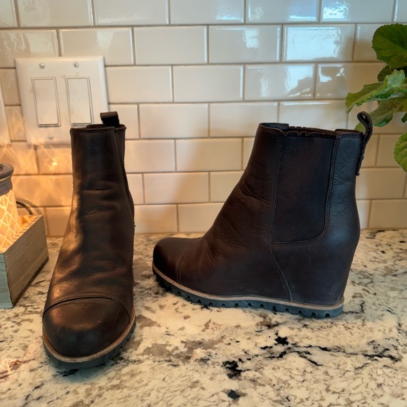 Women’s Ugg wedge shoes black size 6 lovely - Picture 13 of 15